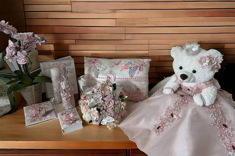 Oso, biblia, vela y cojin