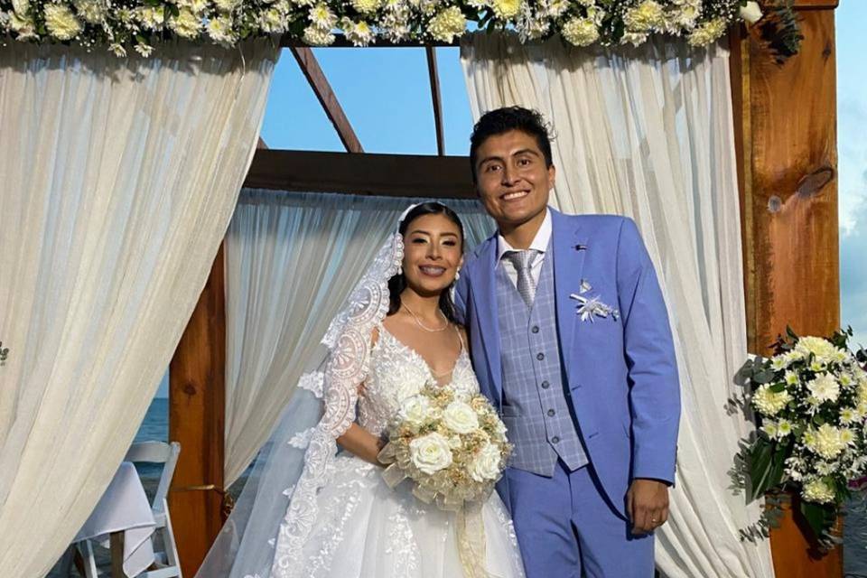 Novios felices