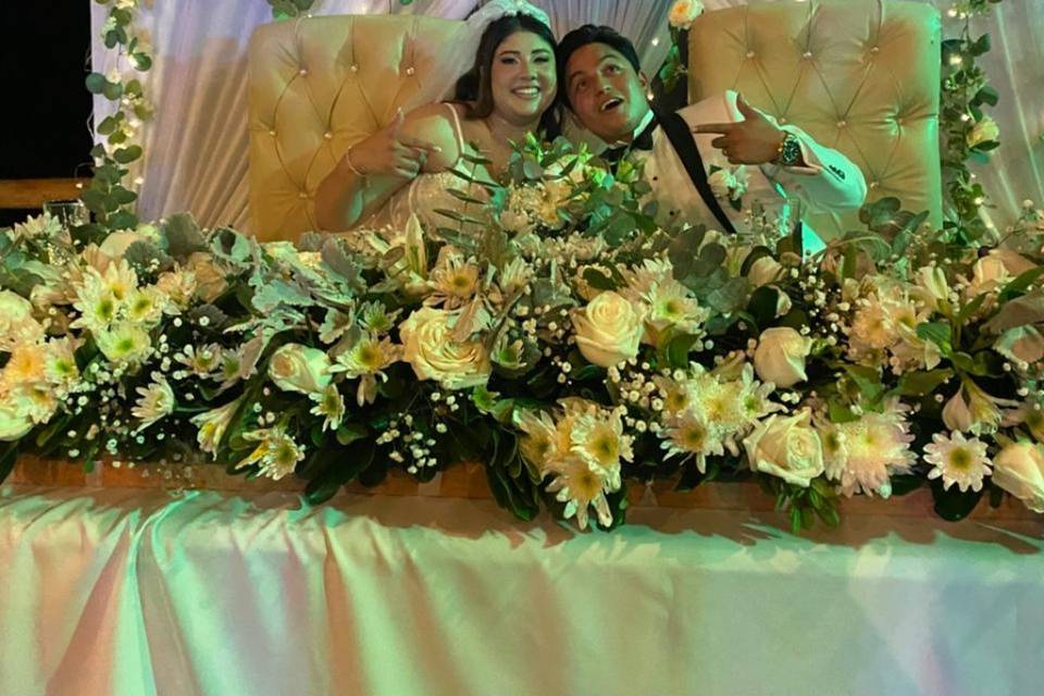 Novios celebrando