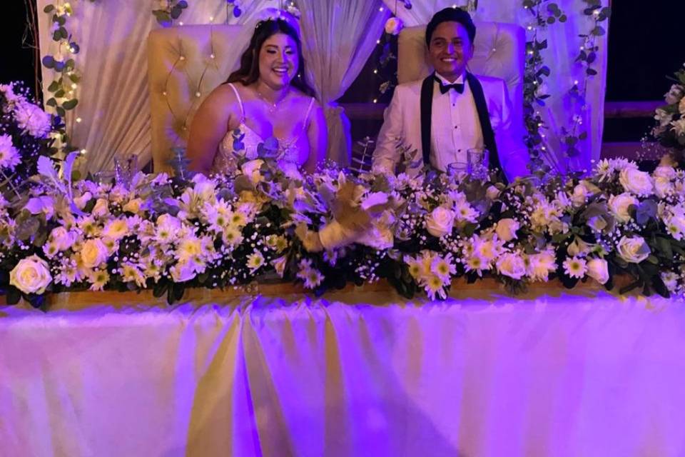 Novios festejando