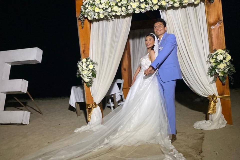 Novios felices