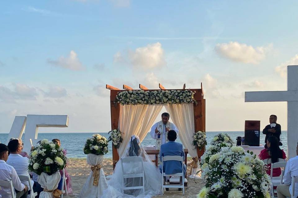 Novios en el altar