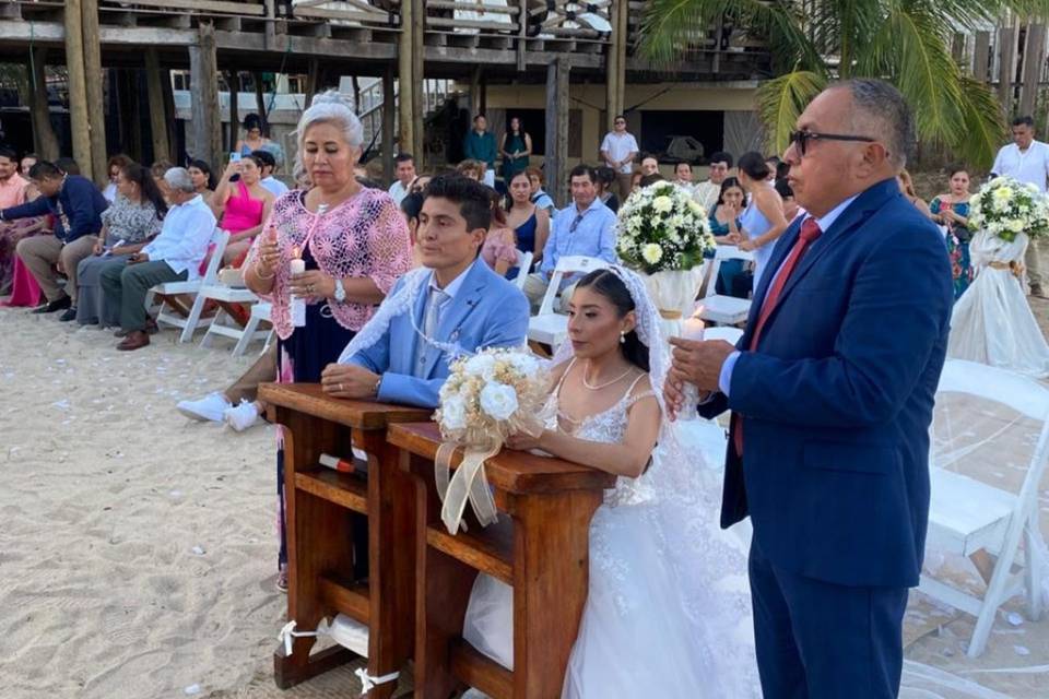 Novios en ceremonia