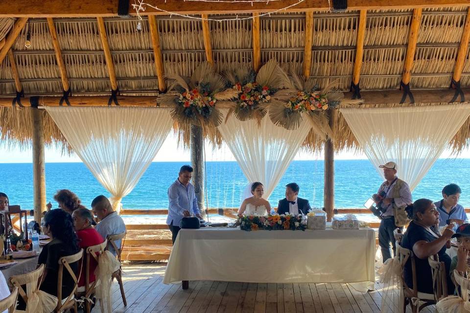 Novios festejando