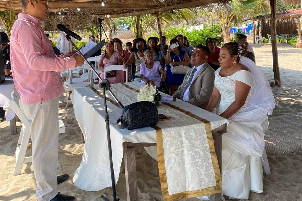 Novios en Altar