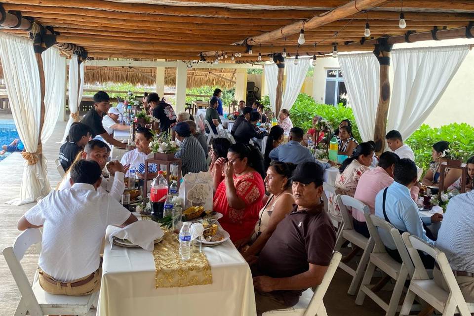 Personas festejando