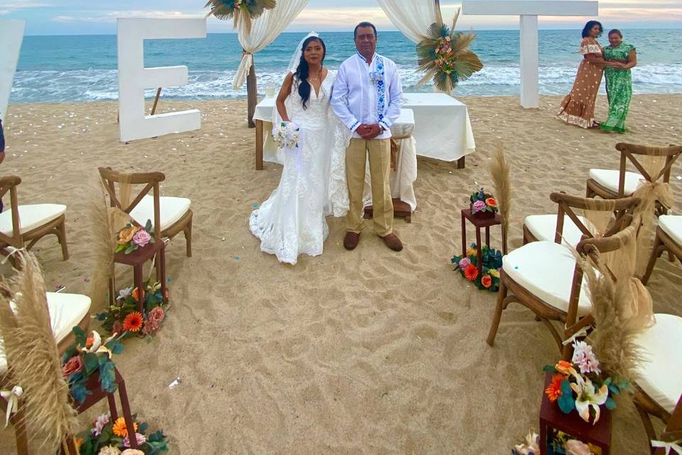 Novios en el altar