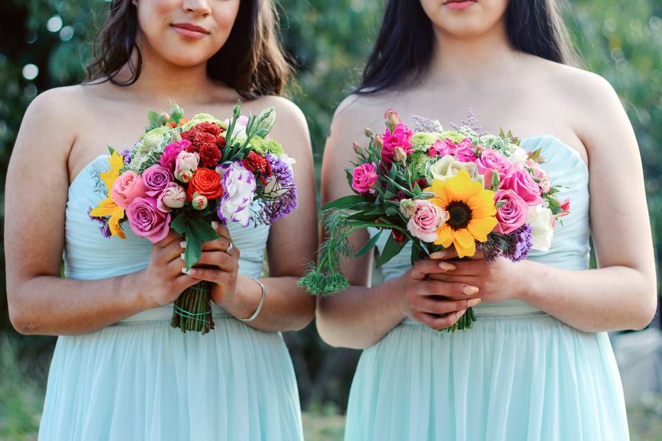 Dos ramos de flores de colores