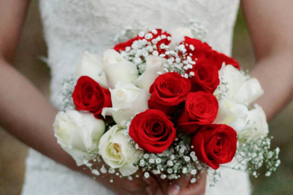 Ramo de novia con rosas rojas y blancas