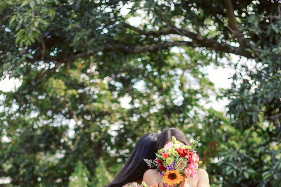 Dos damas de honor en el campo