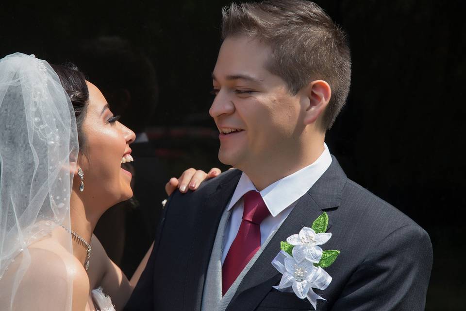 Novios riéndose