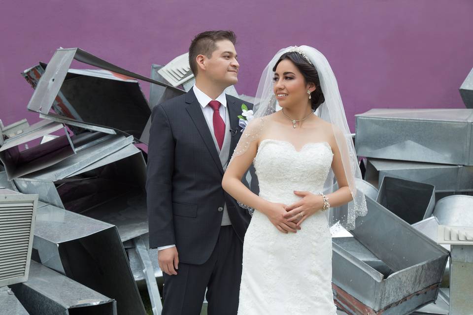 Novios posando
