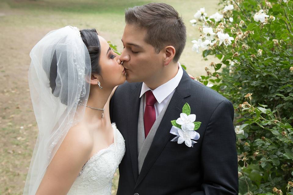 Recién casados besándose