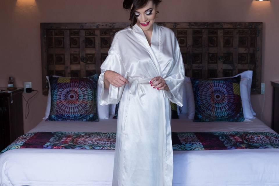 Novia con bata blanca
