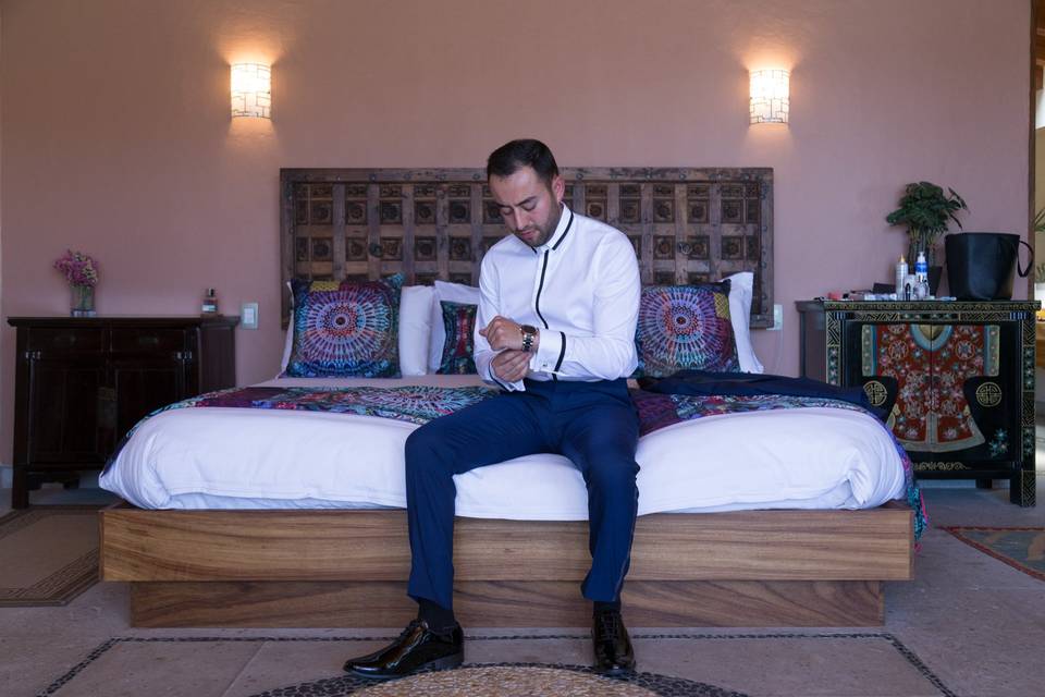 Novio sentado en la cama