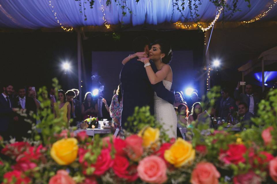 Recién casados bailando