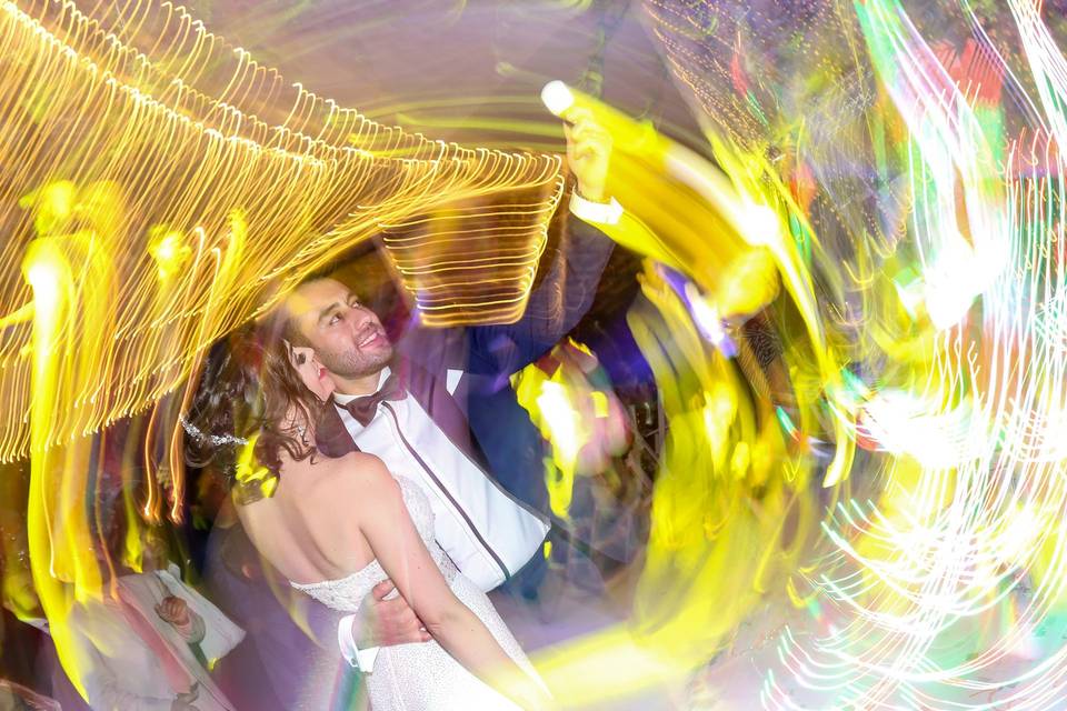 Novios en medio de la fiesta