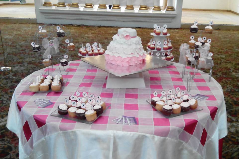 Mesa con cupcakes