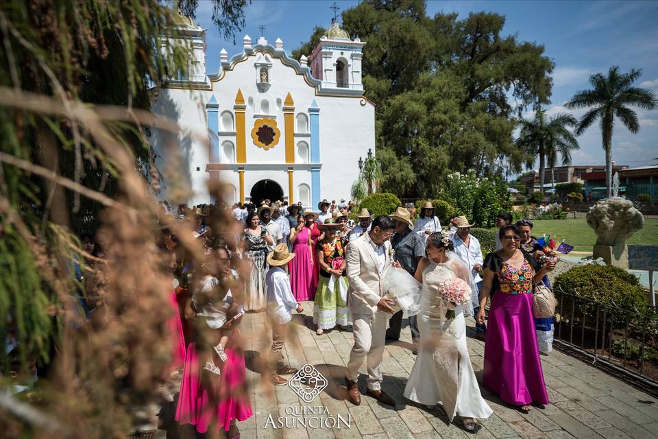 Boda iglesia en el tule