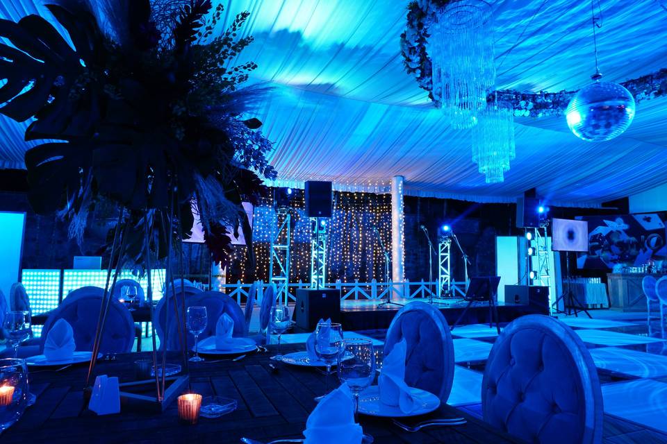 Salon Laurel, Entelado Blanco