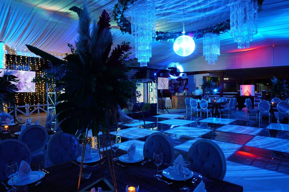 Salon Laurel, Entelado Blanco