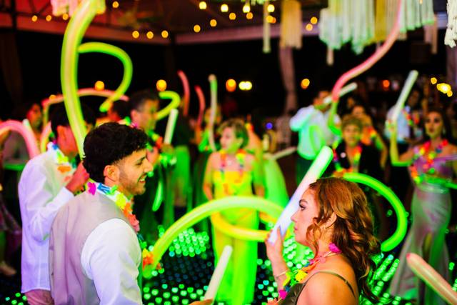 Invitados bailando