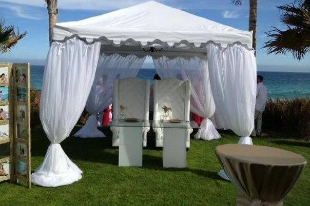 Mesa y toldo para novios