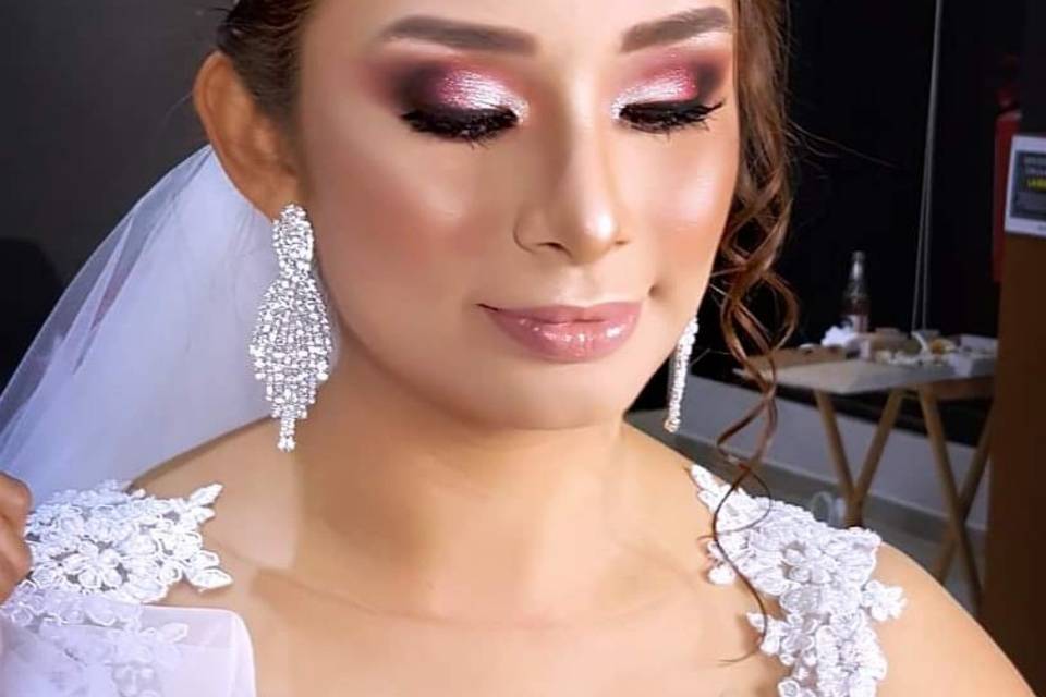 Maquillaje y peinado