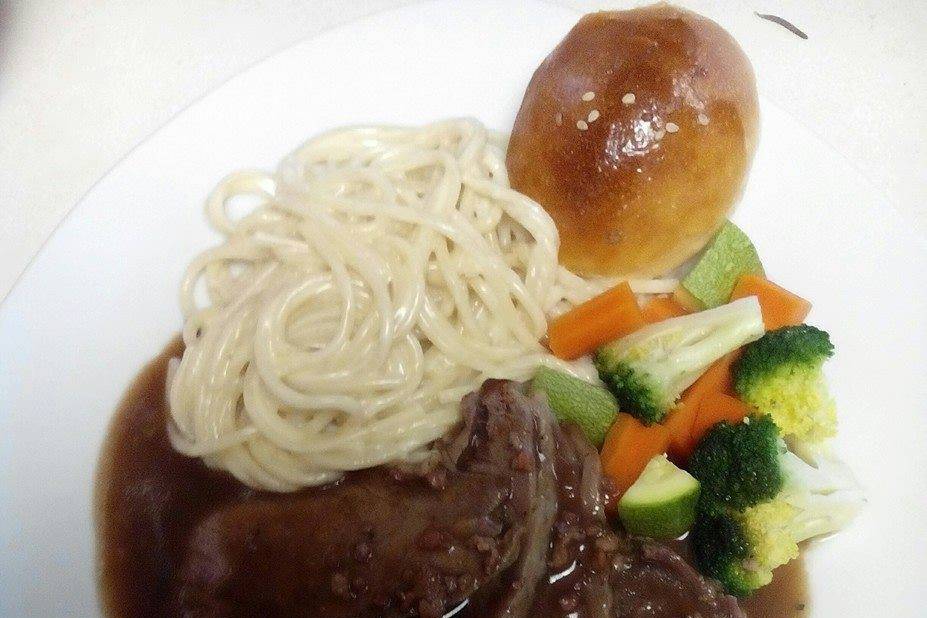 Carne, pasta y verduras