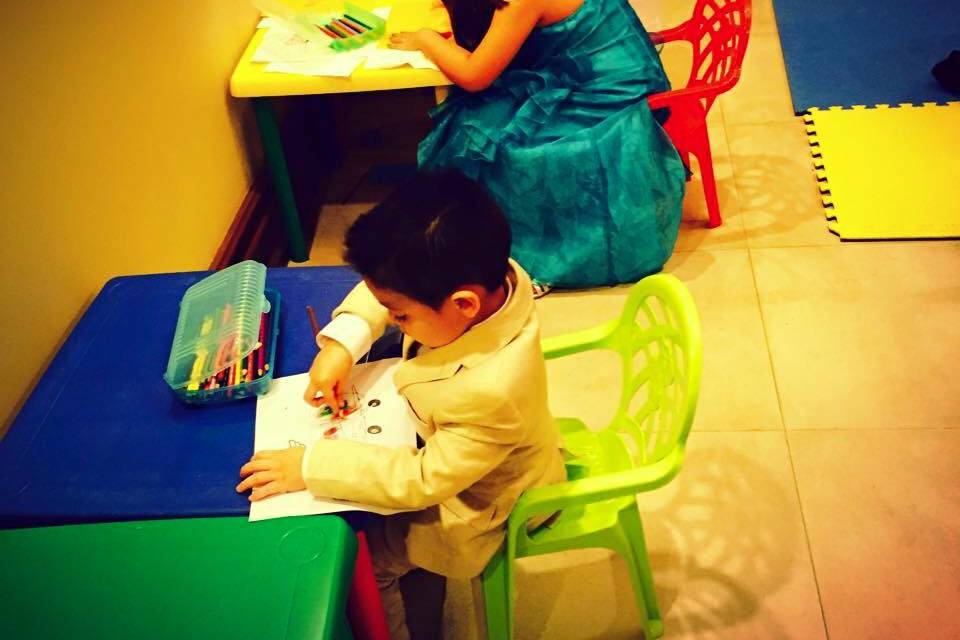 Los niños pintando