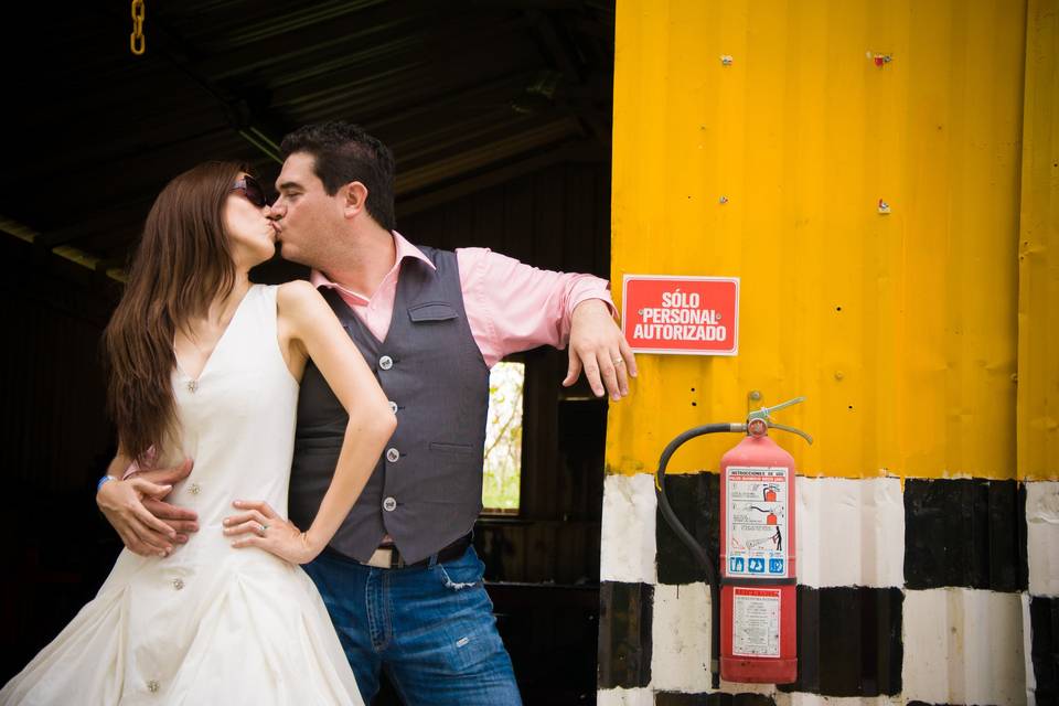 Alma y Chuy Trash The Dress