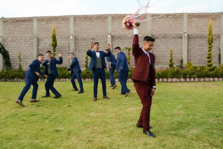 El novio y sus amigos