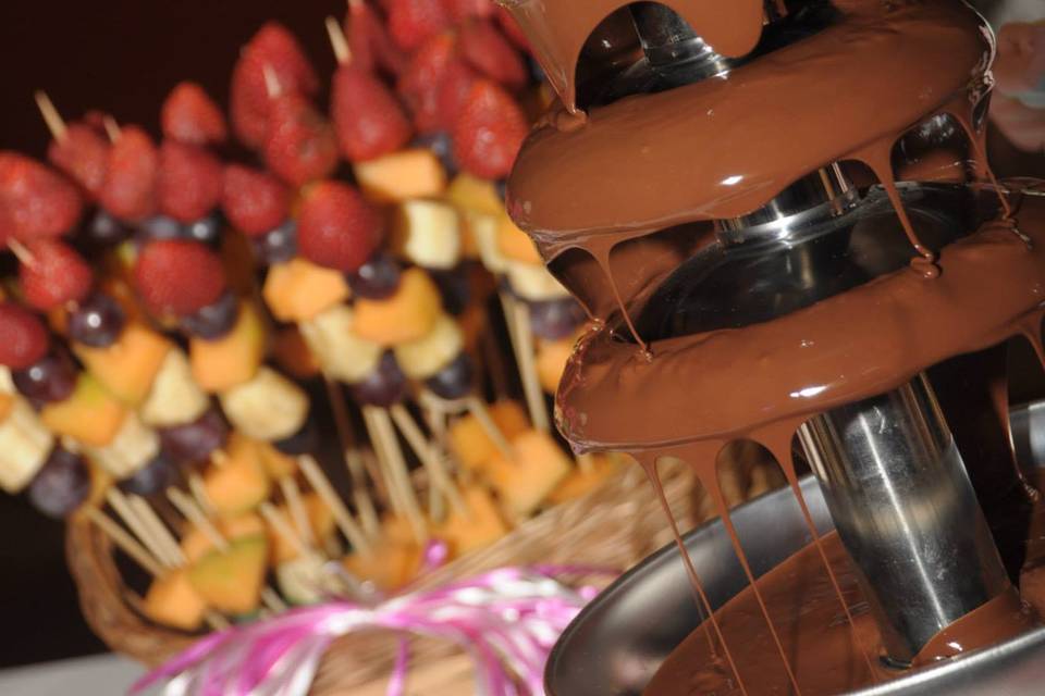 Fuente de chocolate y brochetas