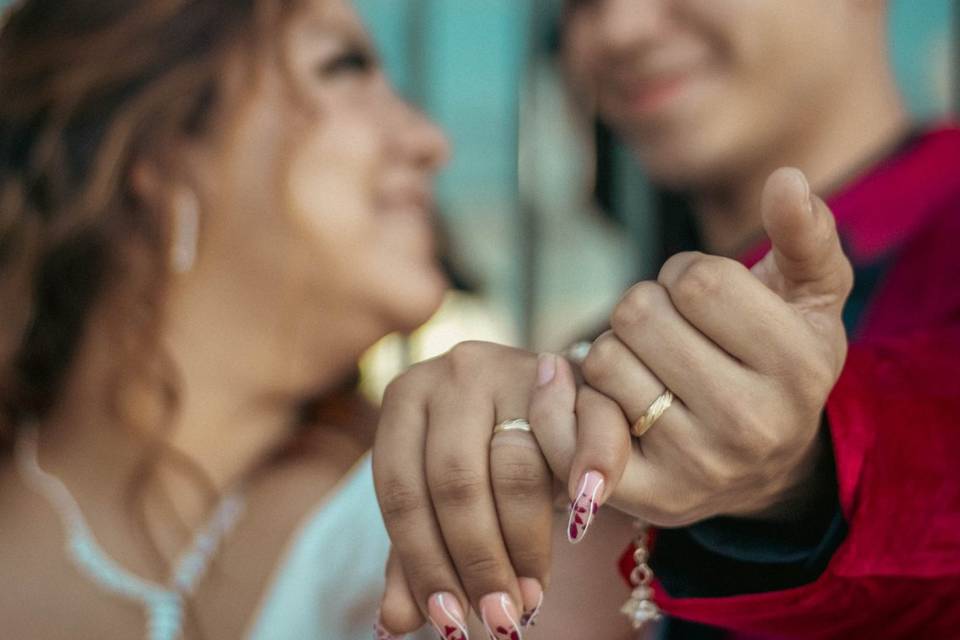 Novios enseñando sus anillos