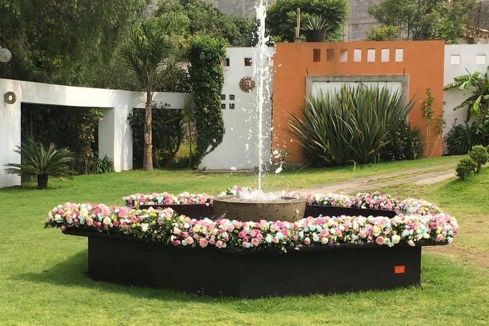 Fuente con flores