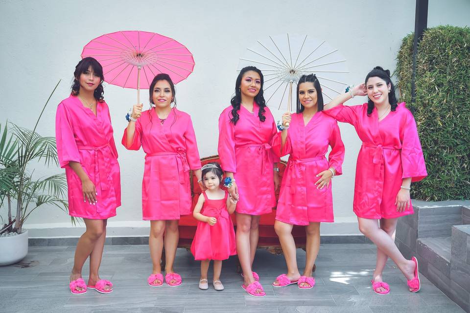 Damas de honor en bata rosa