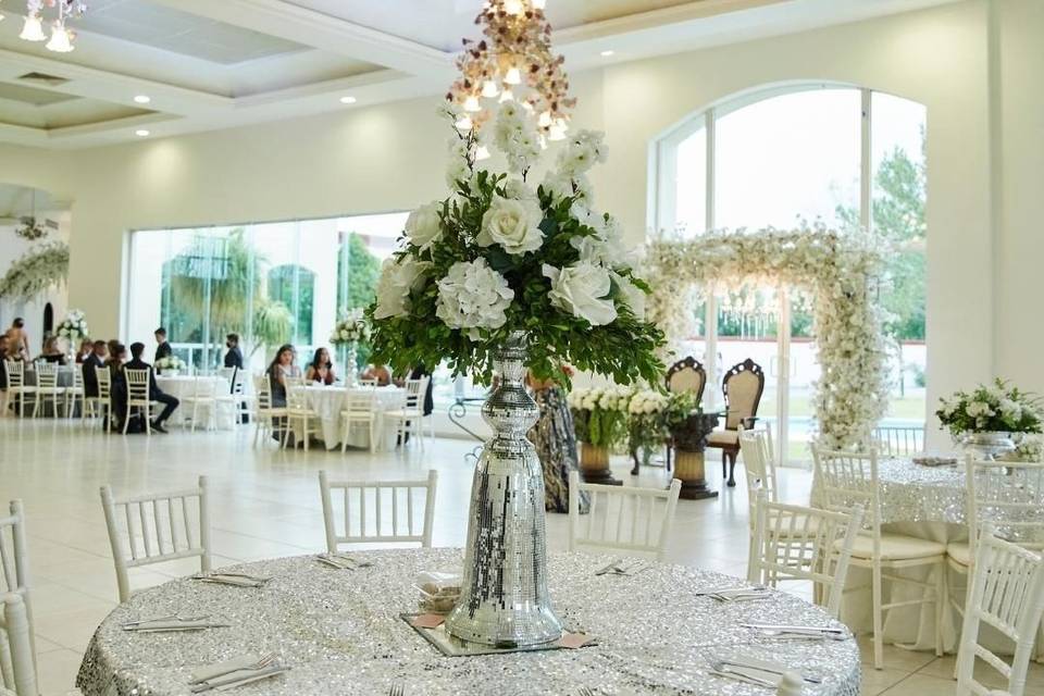 Centro de mesa con flores blancas