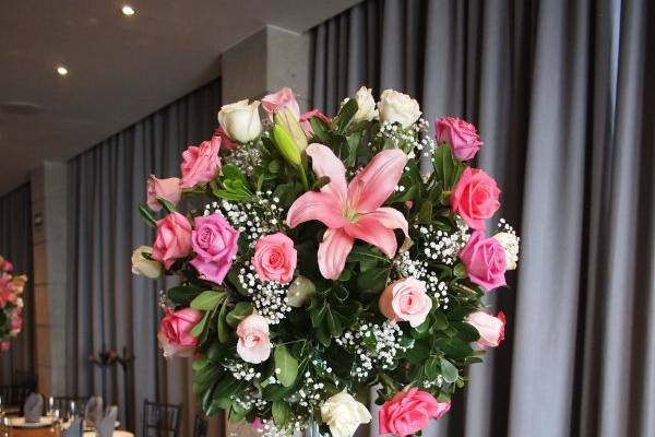 Arreglo alto de rosas