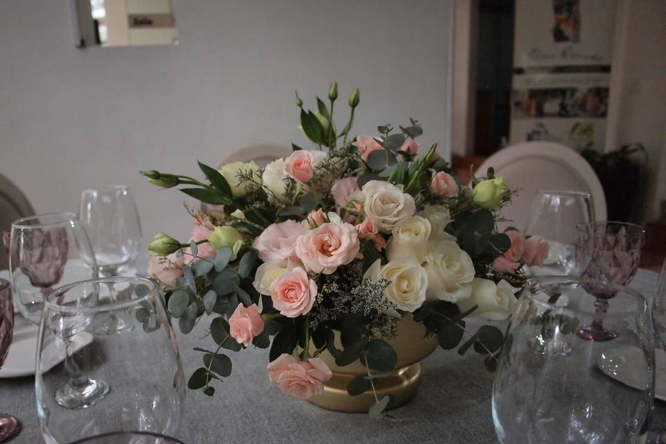 Copa dorada con rosas