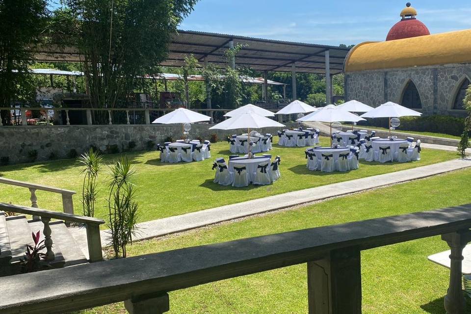Jardín con mesas con sombrillas