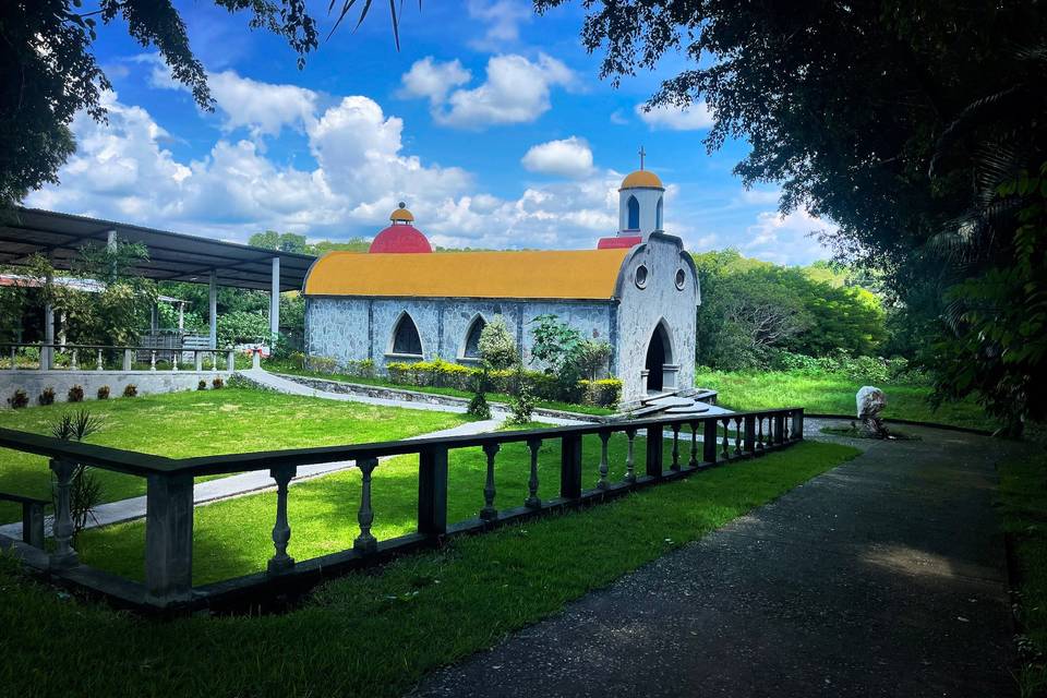 Capilla con jardín