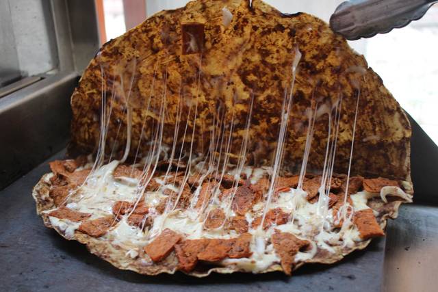 Tlayuda de cecina adobada