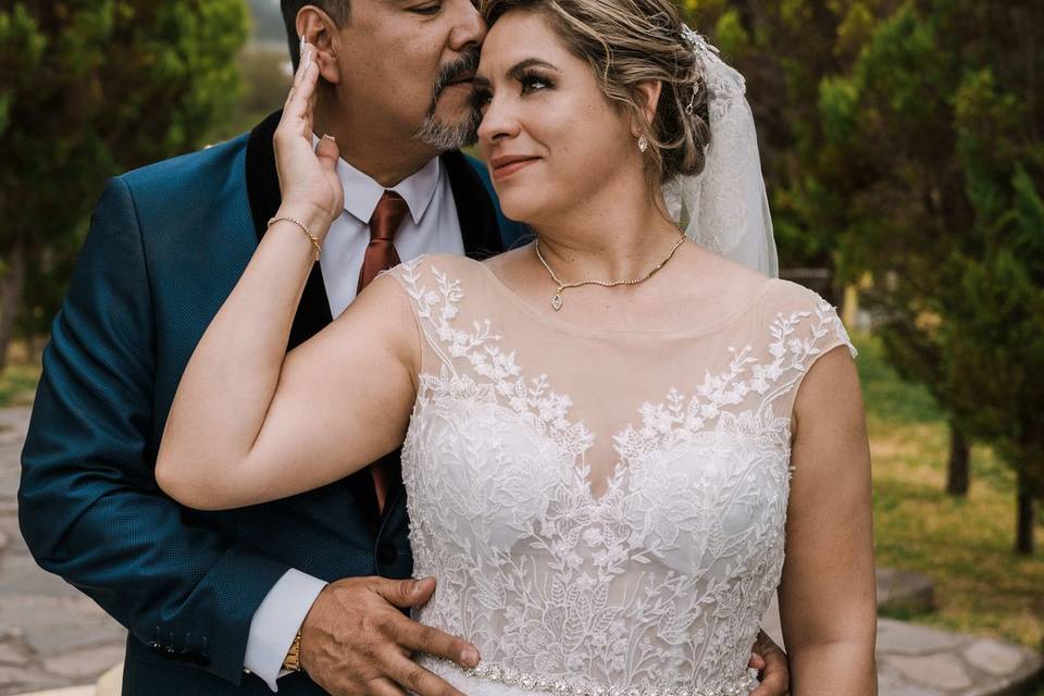 Pareja abrazada frente a la montaña