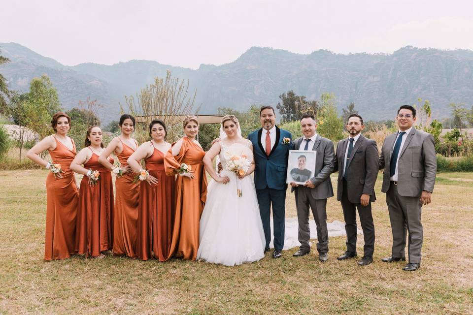 Novios con damas de honor y padrinos