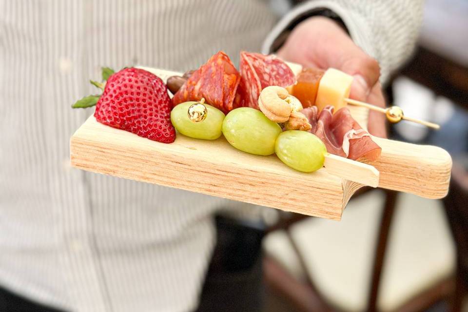 Tablas de madera con embutidos y fruta