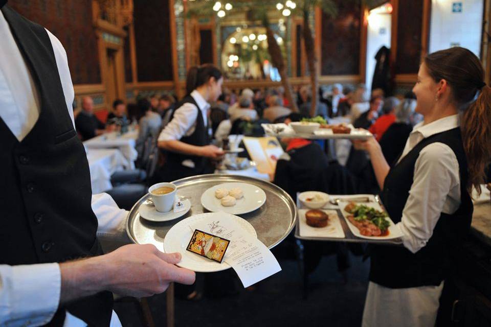 waiters-reveal-what-restaurants-get-the-best-tips