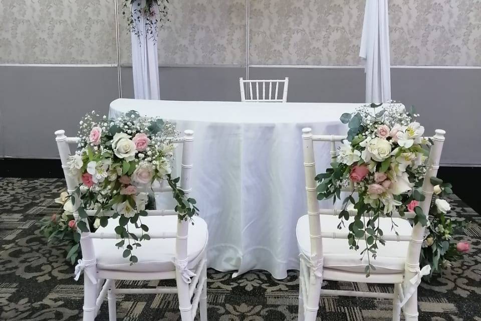 Decoración sillas para novios