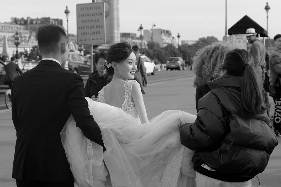 Sosteniendo la cola del vestido de novia por la calle