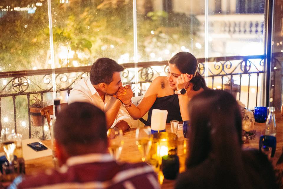 Novios agarrados de la mano en una terraza