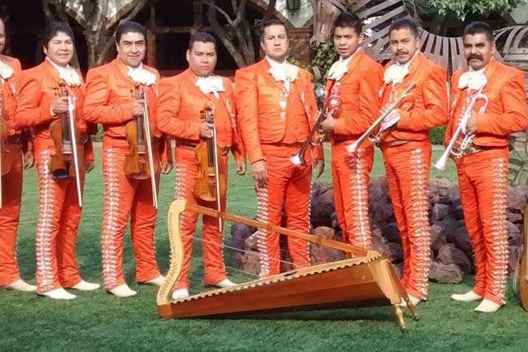 Mariachi con traje naranja